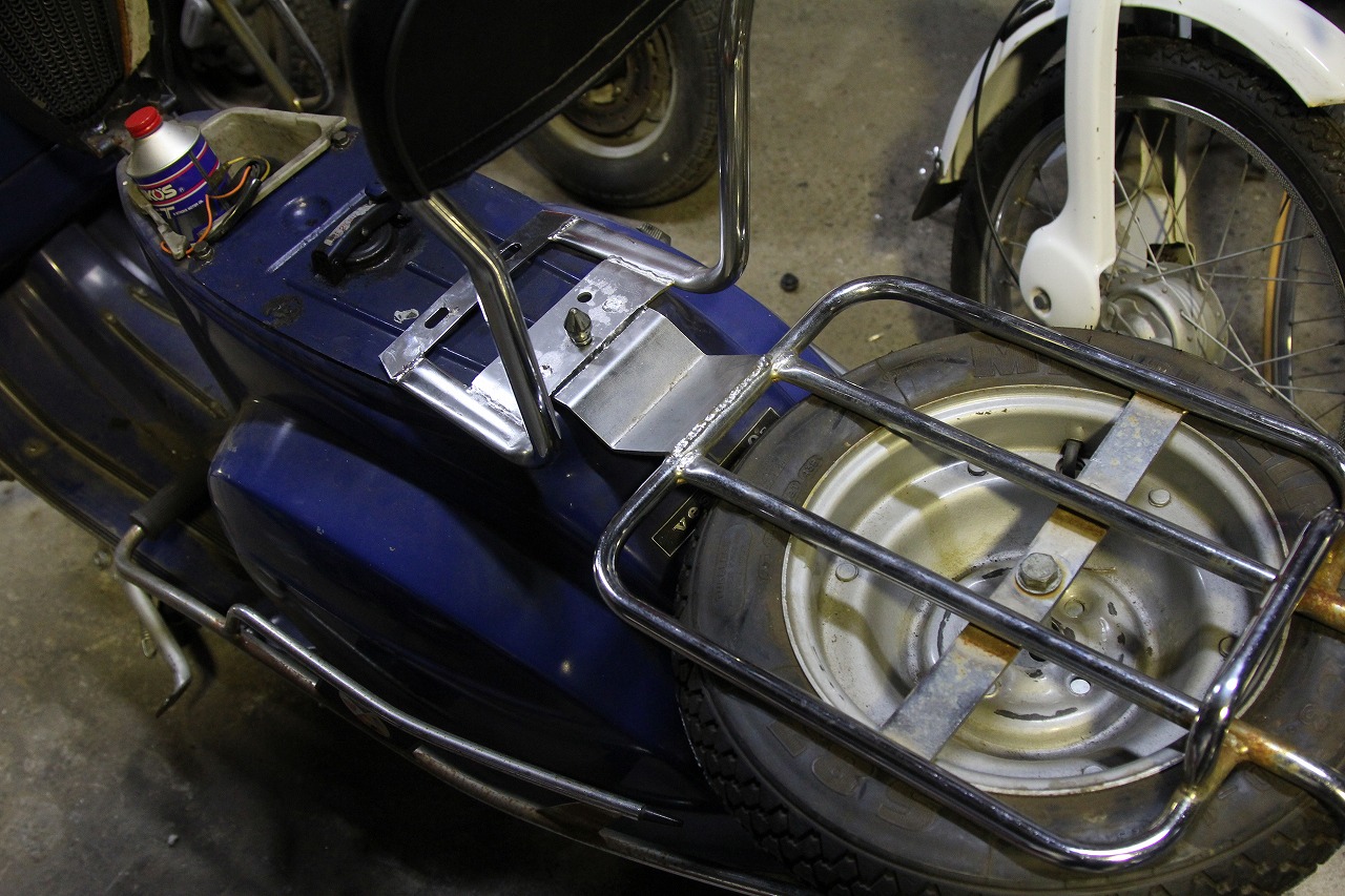 お持ち込みいただいたシーシーバーの取り付け作業中の車両