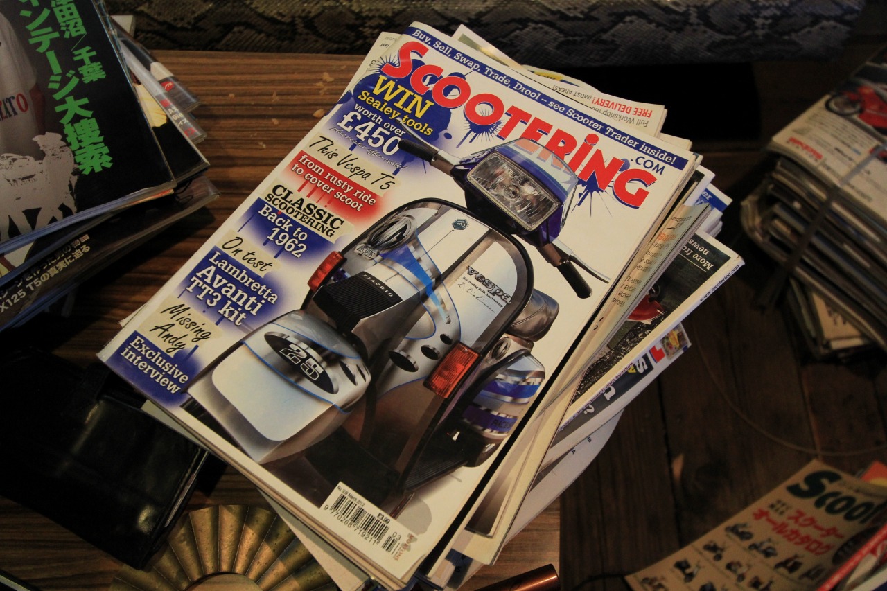 大量にストックされたSCOOTERING誌の山