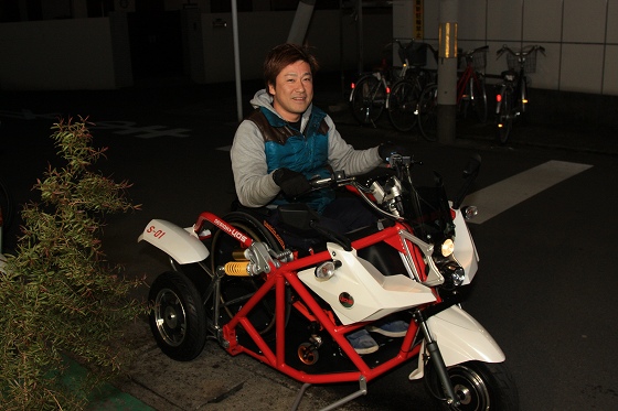 橋輪のボビーさんがEVトライクで来店した様子。