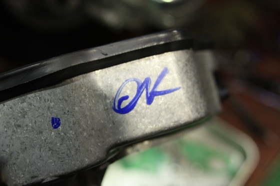 クランクケースに「OK」の刻印があるエンジンパーツ
