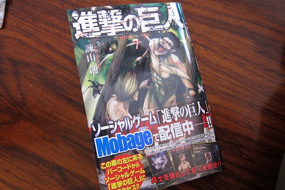 漫画本が何冊も積まれている様子。