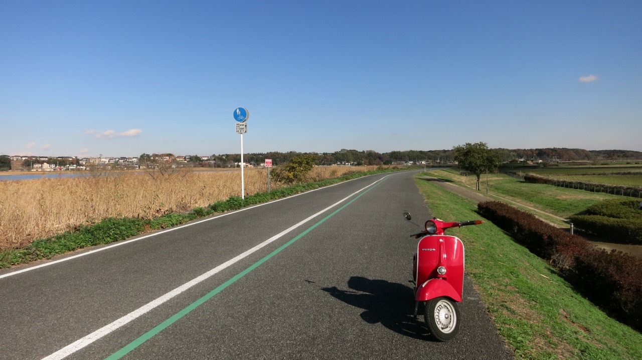 押して歩くベスパと手賀沼沿いの道