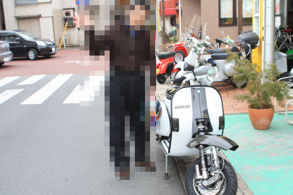 H様のカスタム車に装着されたBGM製ショックとホーンカバー。