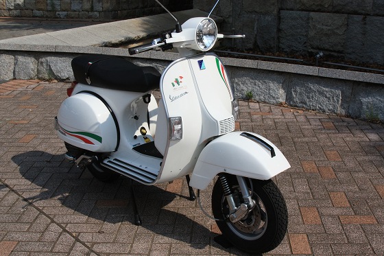 納車整備中のVESPA PX150を横から撮影