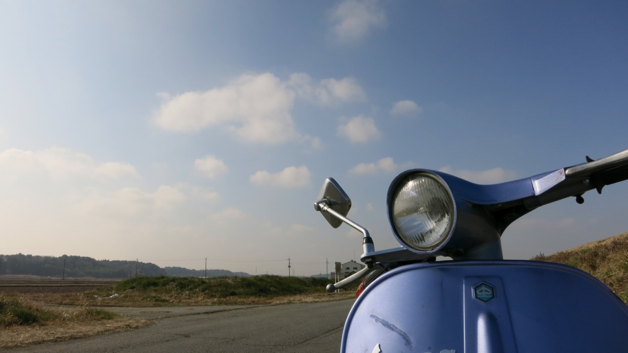 晴れた空の下で試運転中のベスパ