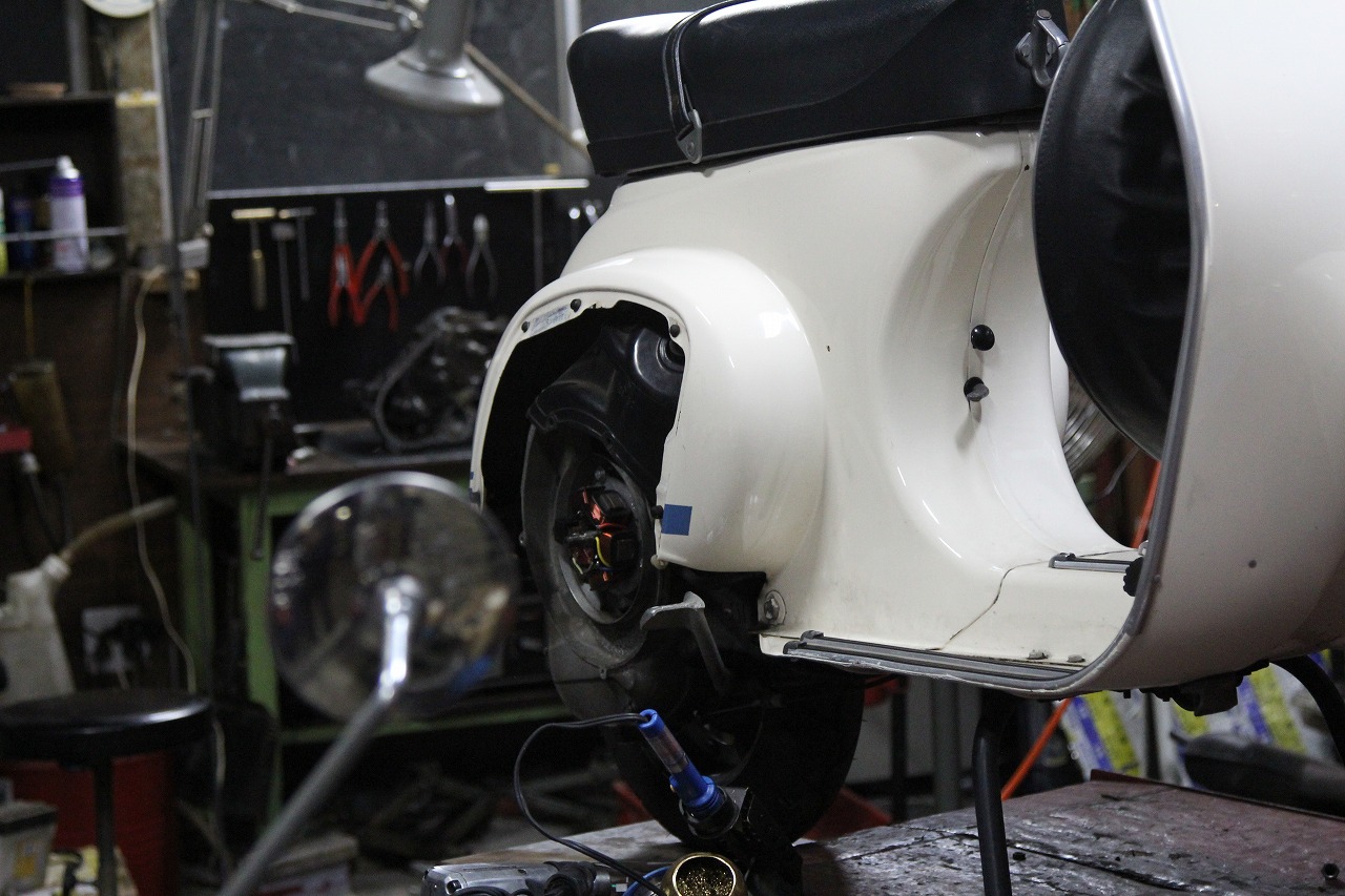 vespa125ET3の整備中、作業風景