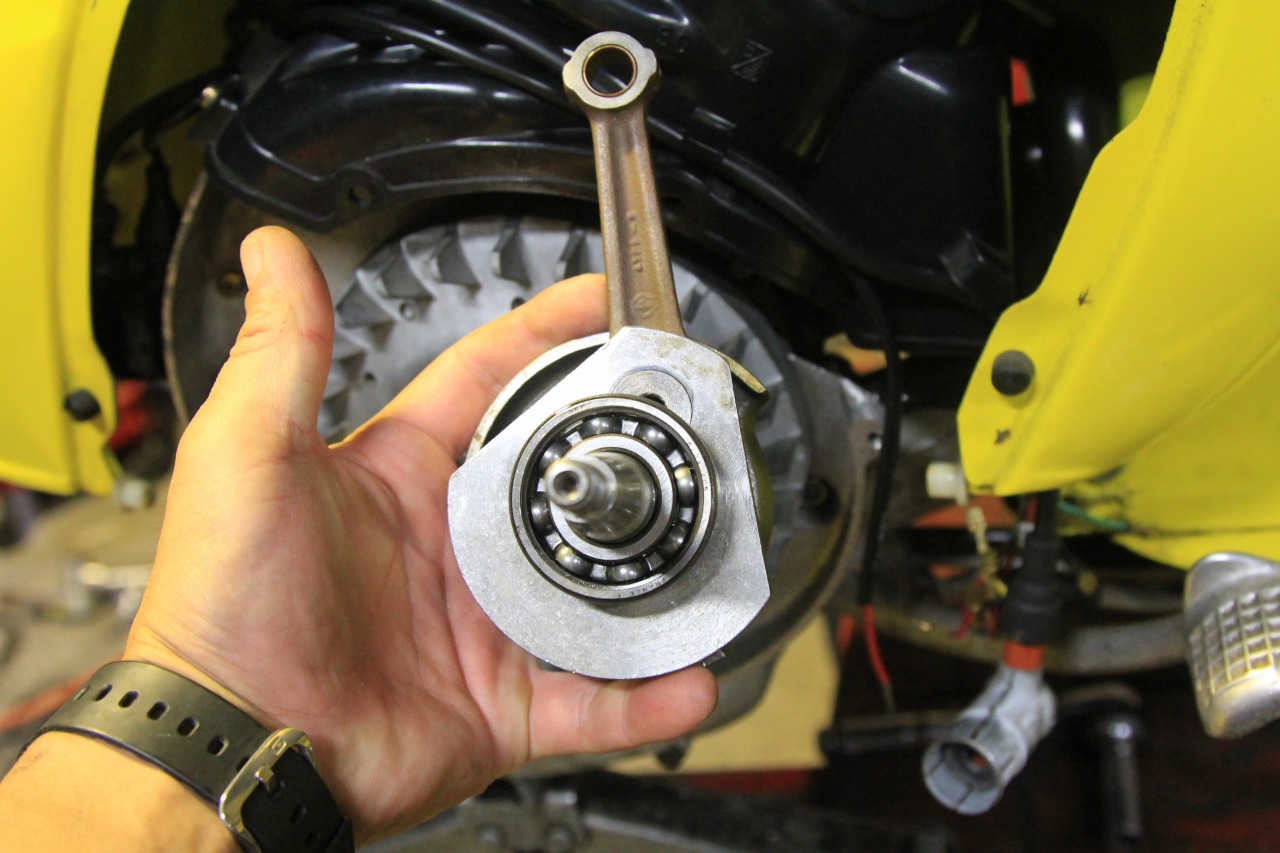 Vespa 50Rの純正クランク交換作業の様子