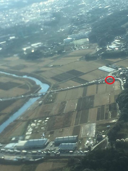 空撮による柏市周辺の風景。赤丸でKBの位置を示す