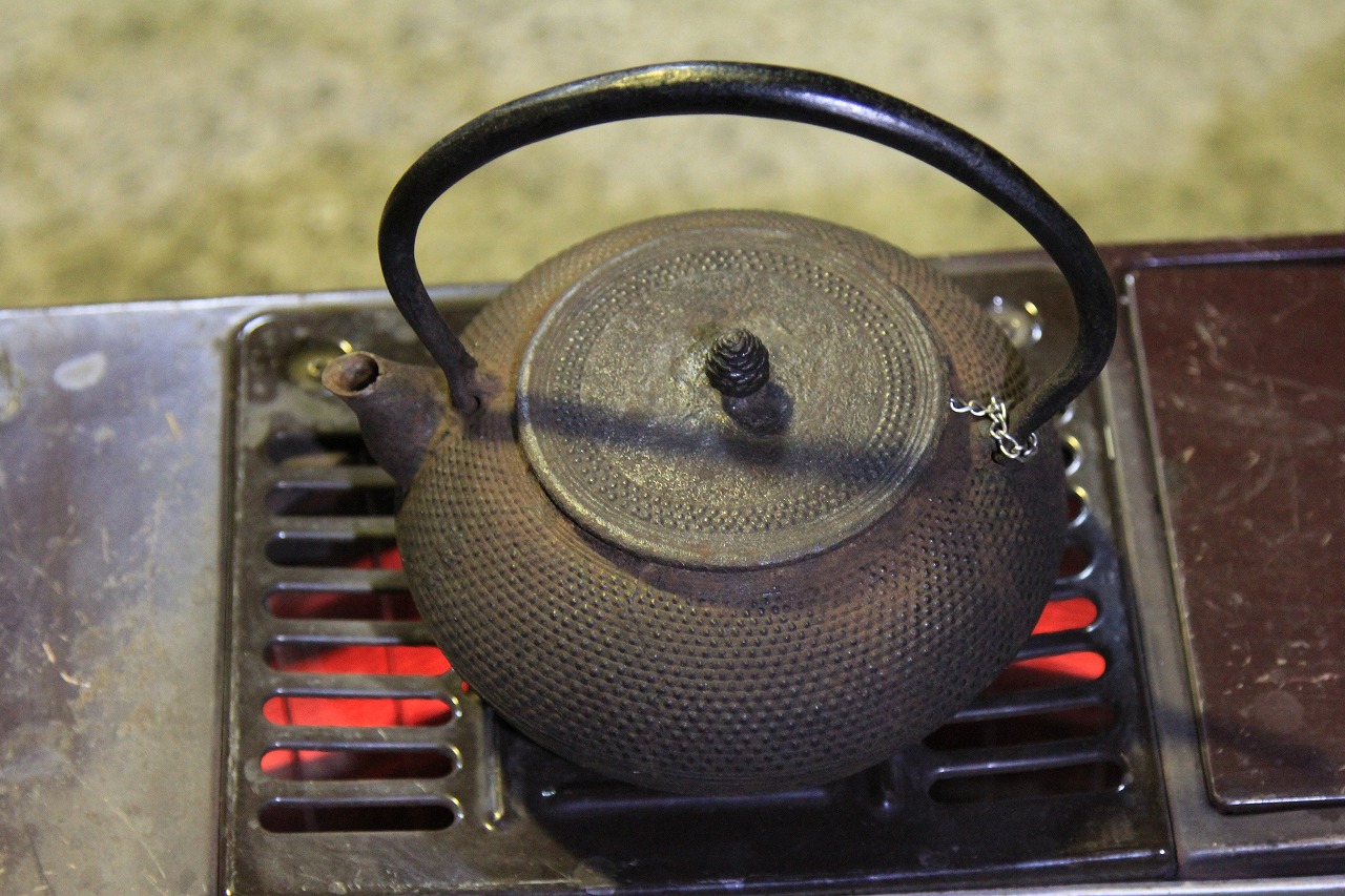ストーブの上に置かれた南部鉄器の鉄瓶