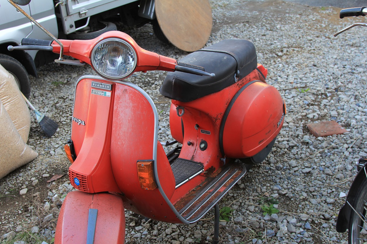 錆びて傷んだ状態の赤いP200Eベスパ