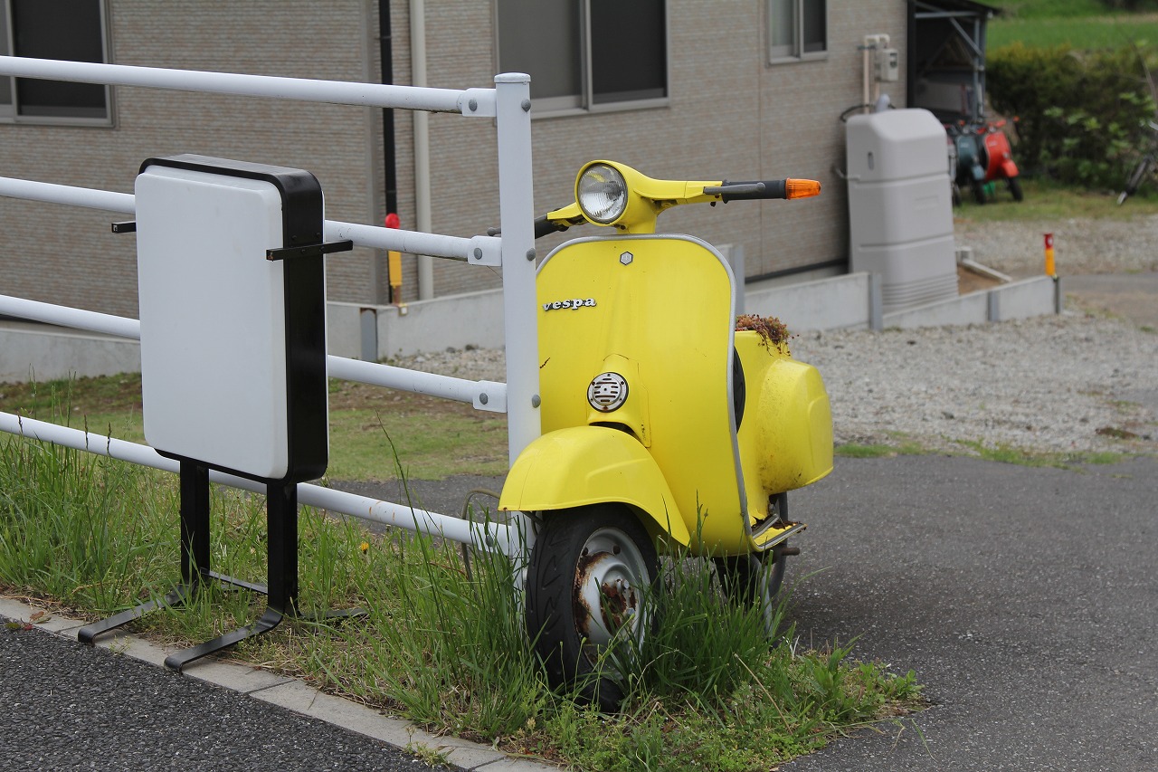 店舗入り口に看板を設置した直後の状態