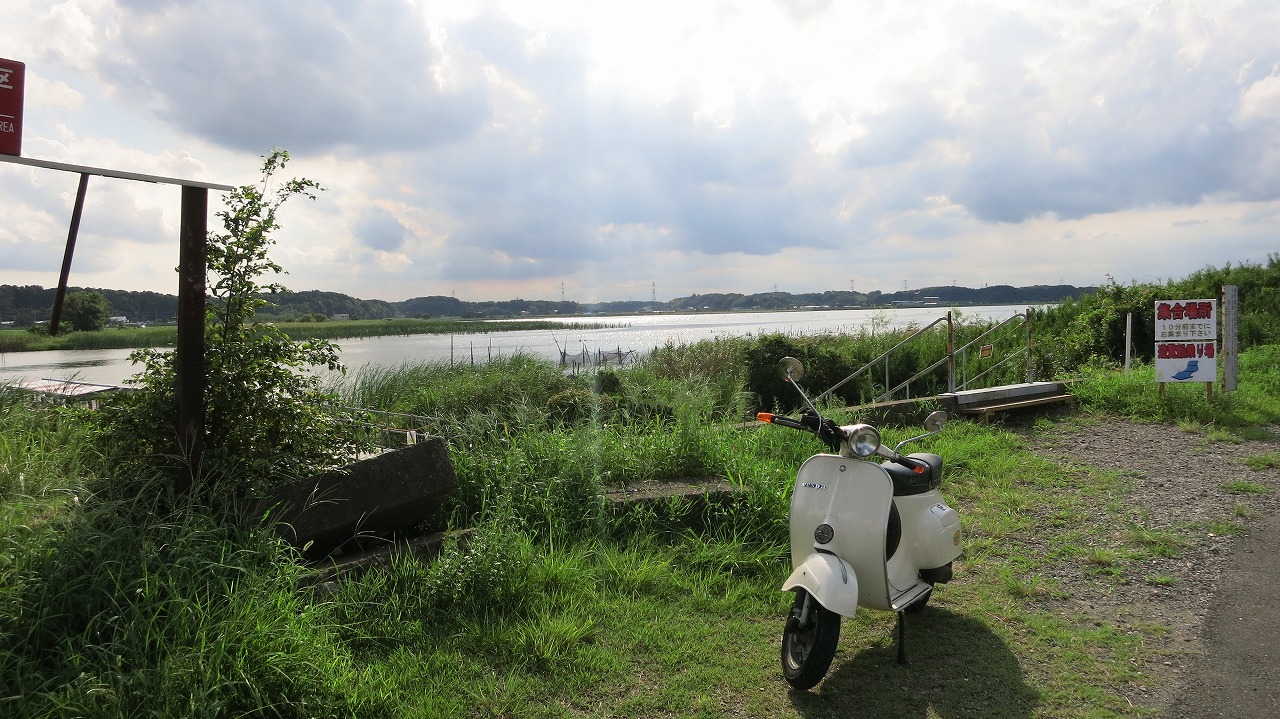 田んぼ沿いで撮影したベスパ試運転中の風景