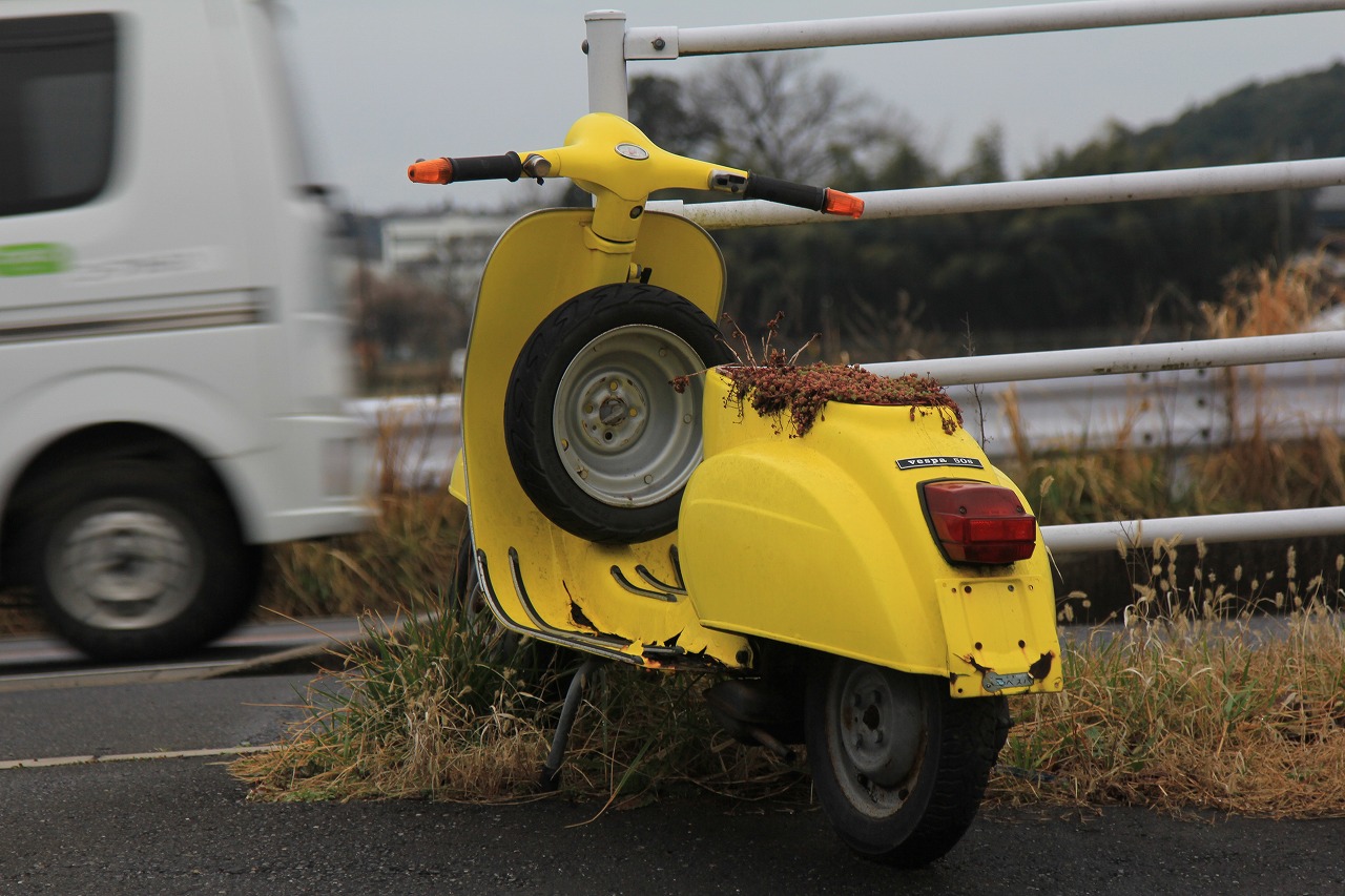 看板として再利用されている古いベスパ
