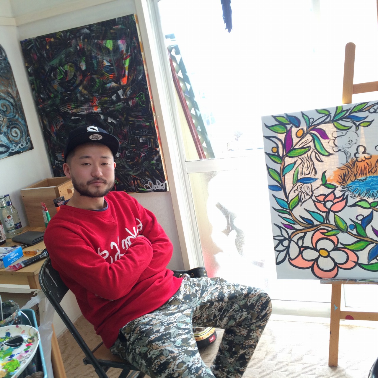 Chack君のアトリエ内に展示された作品やグッズの様子