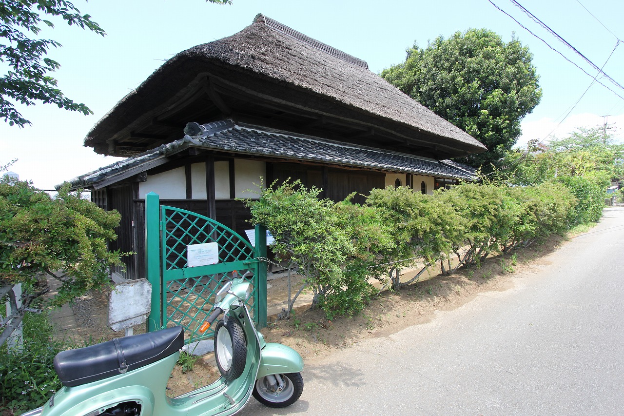 茅葺屋根の旧手賀教会堂の外観