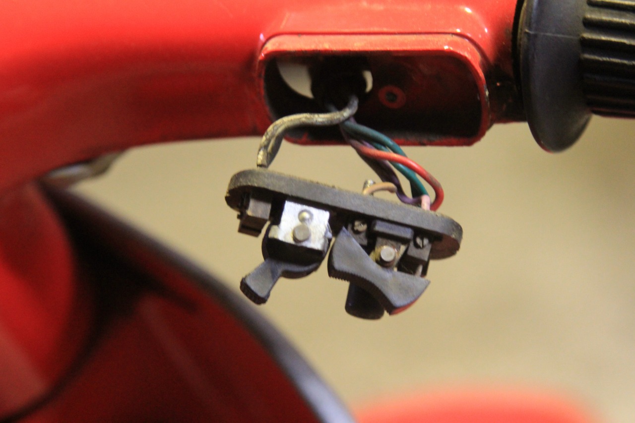 分解中のvespa50sのエンジン周辺