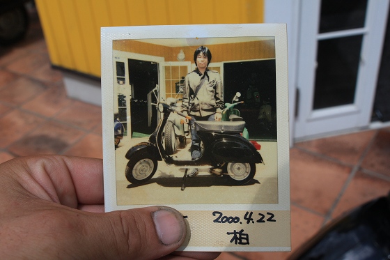 12年前、納車時に撮影されたI様とベスパの記念写真