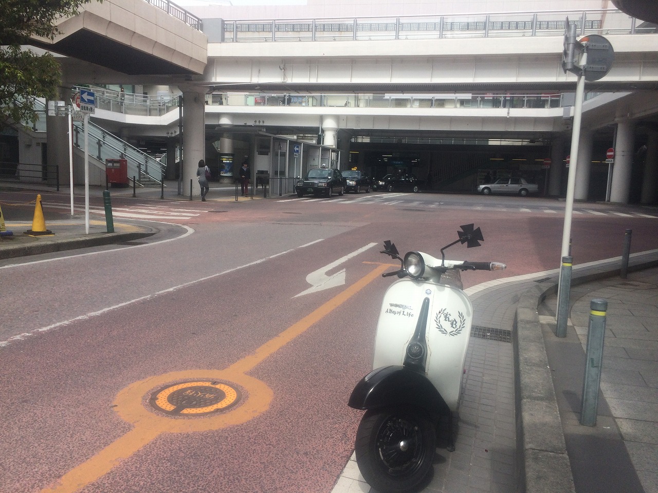 柏駅前でベスパに乗ってイベント気分で走行する様子