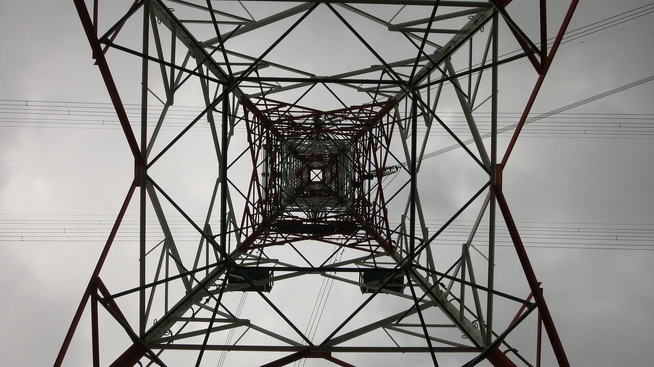 高圧鉄塔を真下から見上げた風景