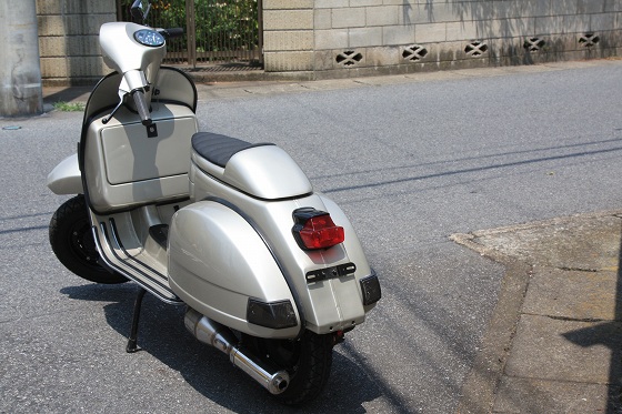 PX200Eの右後方からのショット、マフラーとリアキャリアが見える。