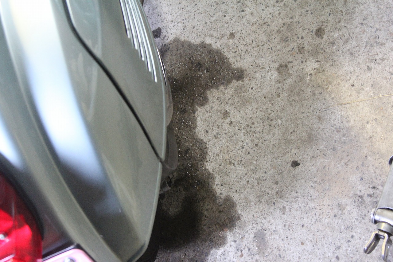 車体の下に垂れた液体が広がっている様子