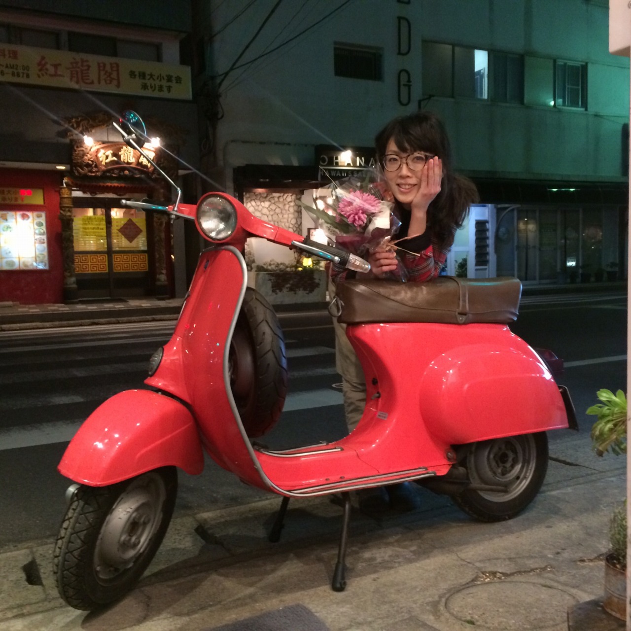 ベスパ納車とケーキを手にするオーナーIちゃん