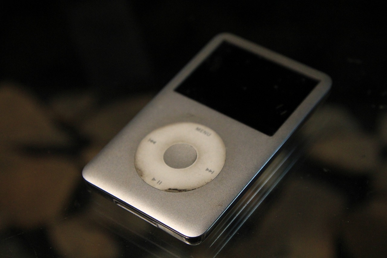 電源が入らないiPod classicの本体背面