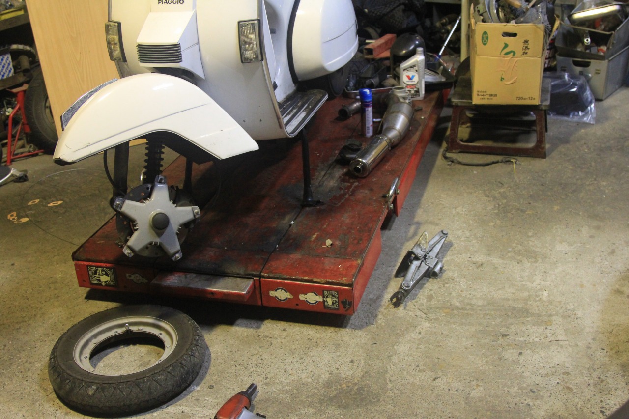 vespa PX200FLのタイヤ交換作業中の様子