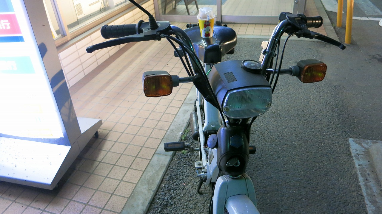 からあげクンで休憩中、コンビニの駐車場に停めたベスパ