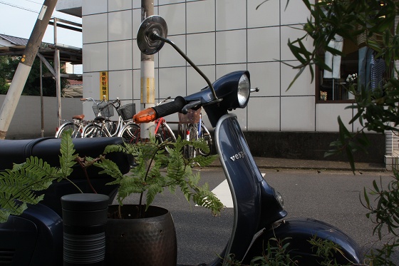 店に戻って試運転の様子を振り返るシーン