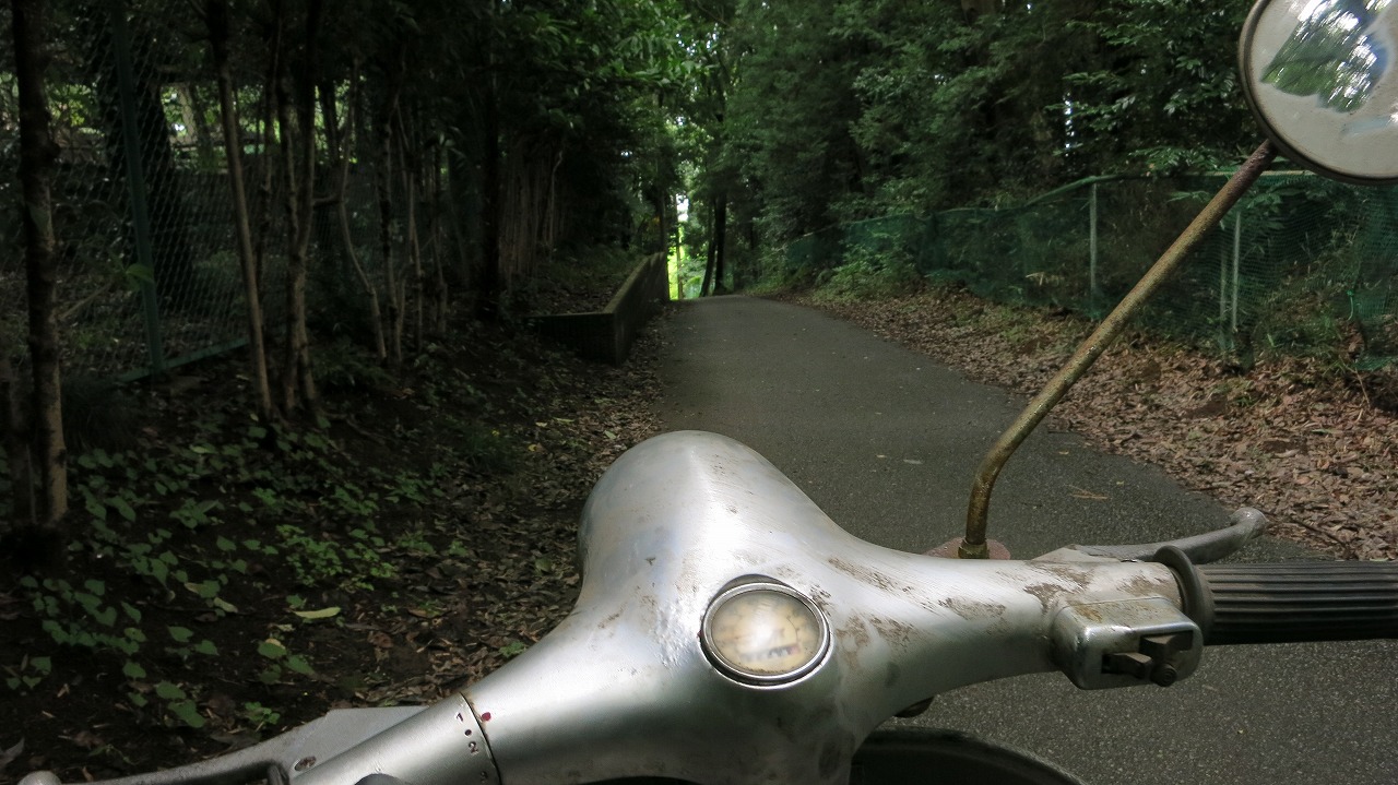 長期間不動だったvespa100の整備後の軽い試運転風景
