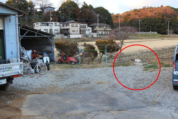 赤丸で示された建物奥の駐車スペース案内図