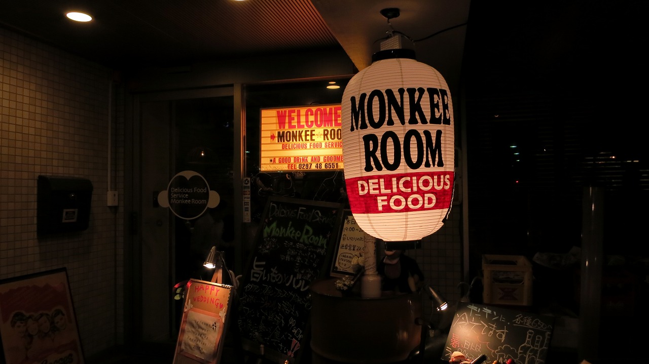 守谷駅前のMONKEE ROOM外観と納車されたベスパ