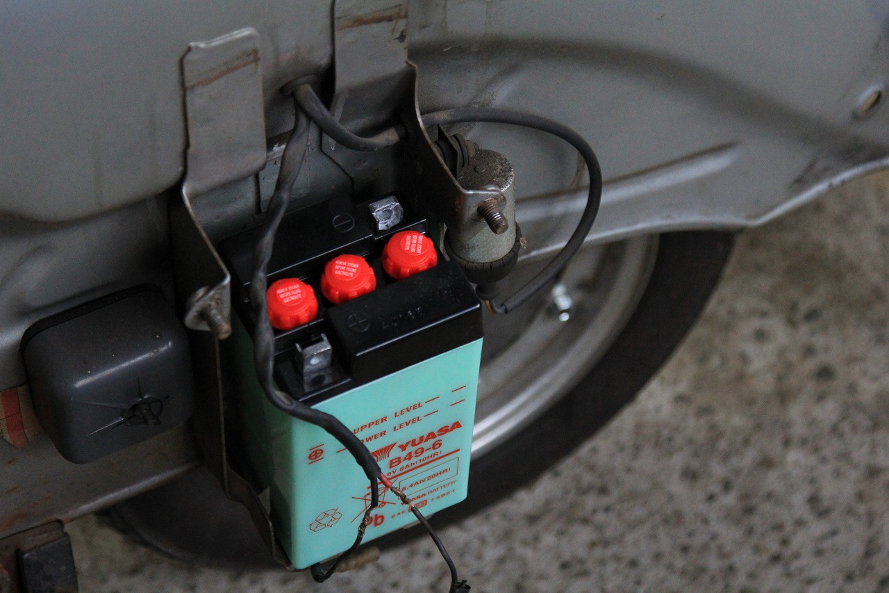バッテリーを車体に搭載する作業中