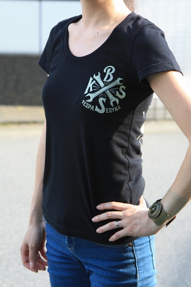 KB Tシャツをカスタムリメイクして着用している様子。