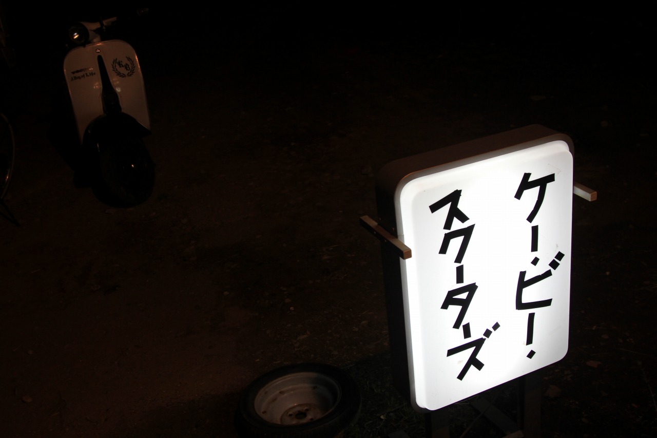 ビニールテープで作られた即席看板の様子