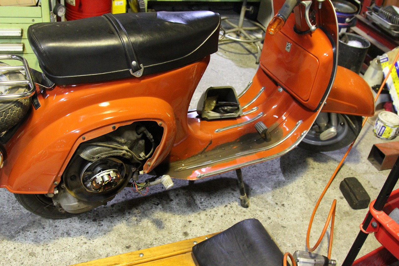 灯火類の不具合で持ち込まれたvespa50sの前側からの様子