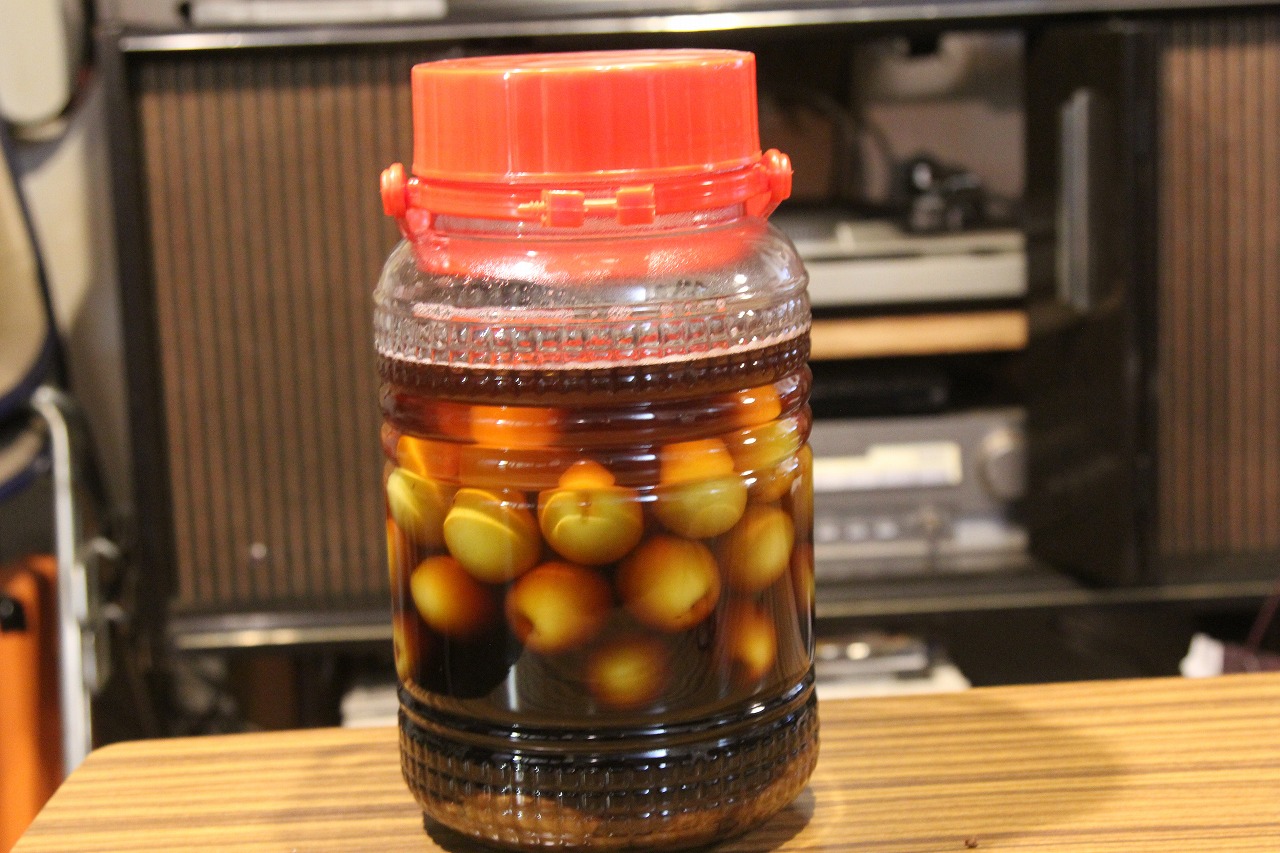 黒糖で漬けた茶色い色の自家製梅酒と梅の実