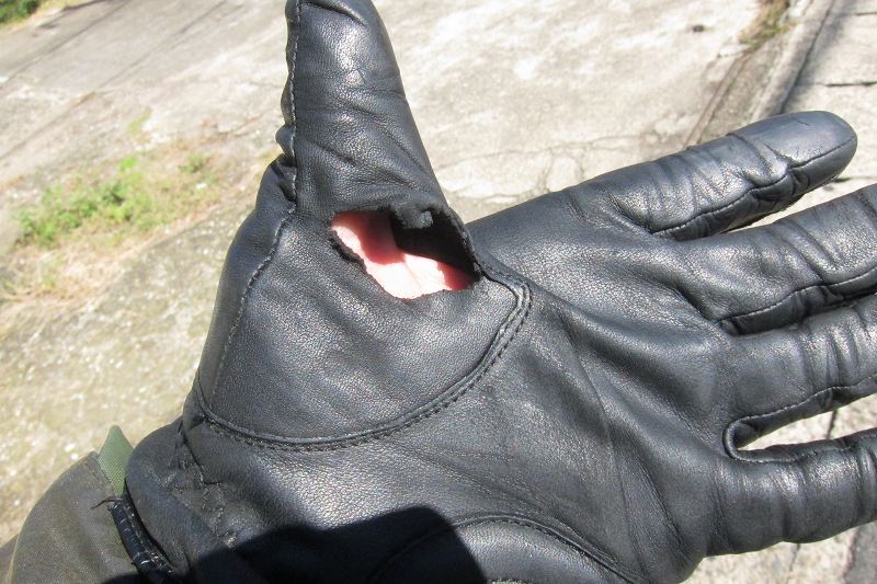 使用中に破れてしまった愛用のレザーグローブ。