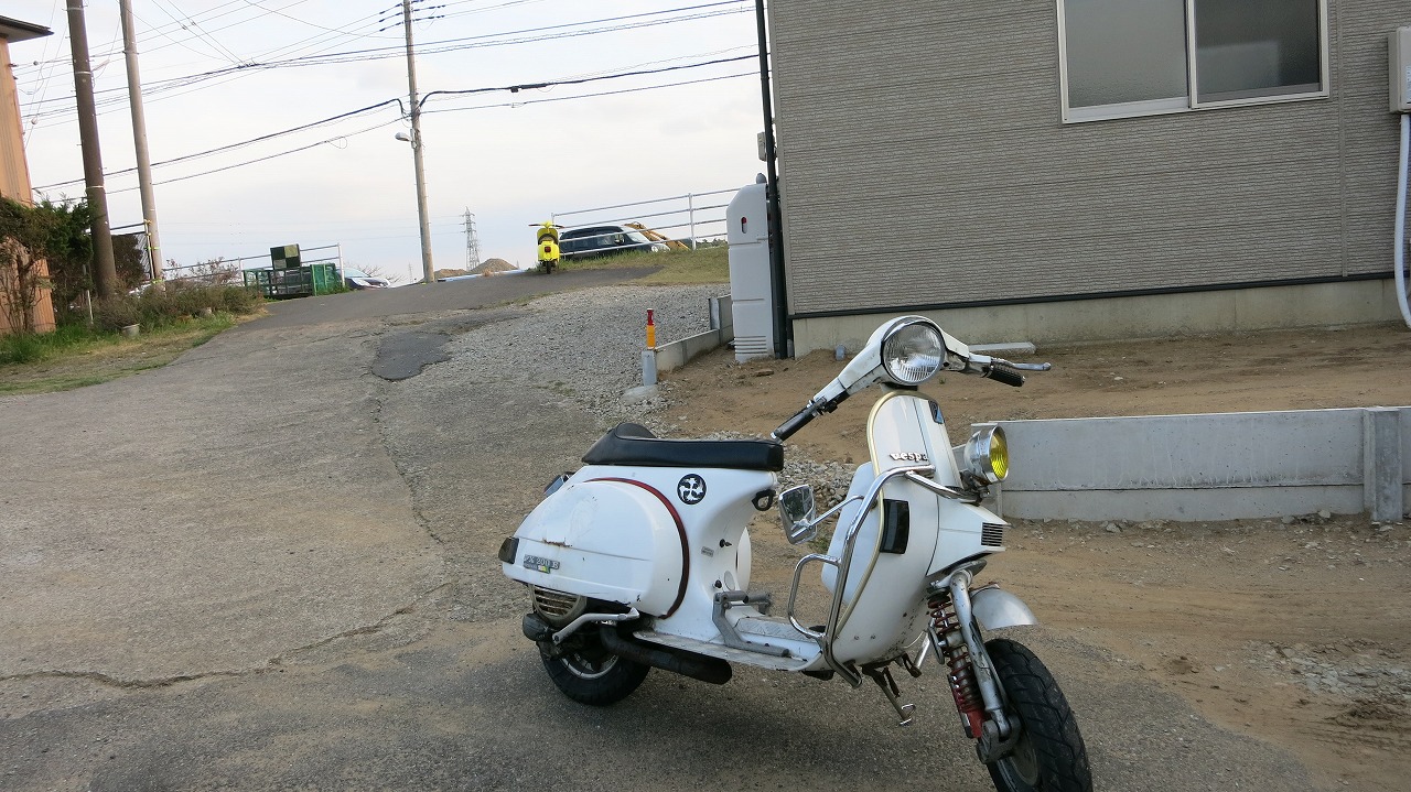 交換したチャンバーバンドを取り付けた直後のベスパ