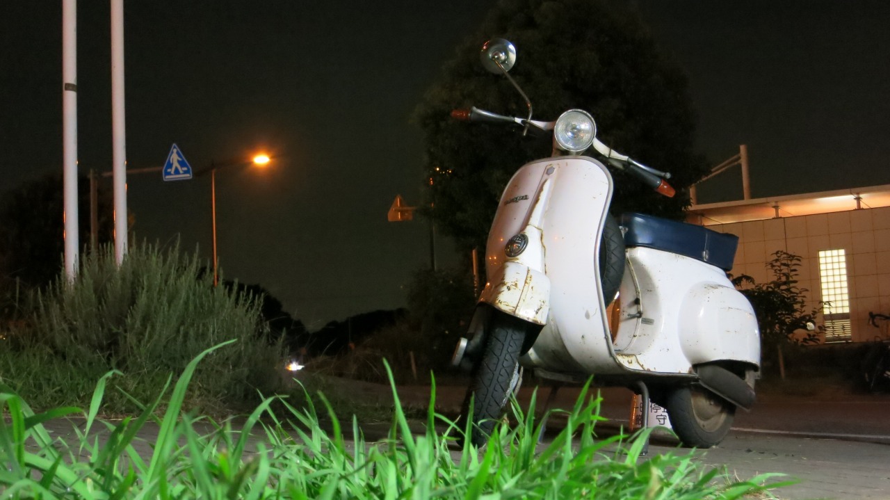 試運転中に煙と火花を撒き散らしながら走るvespa