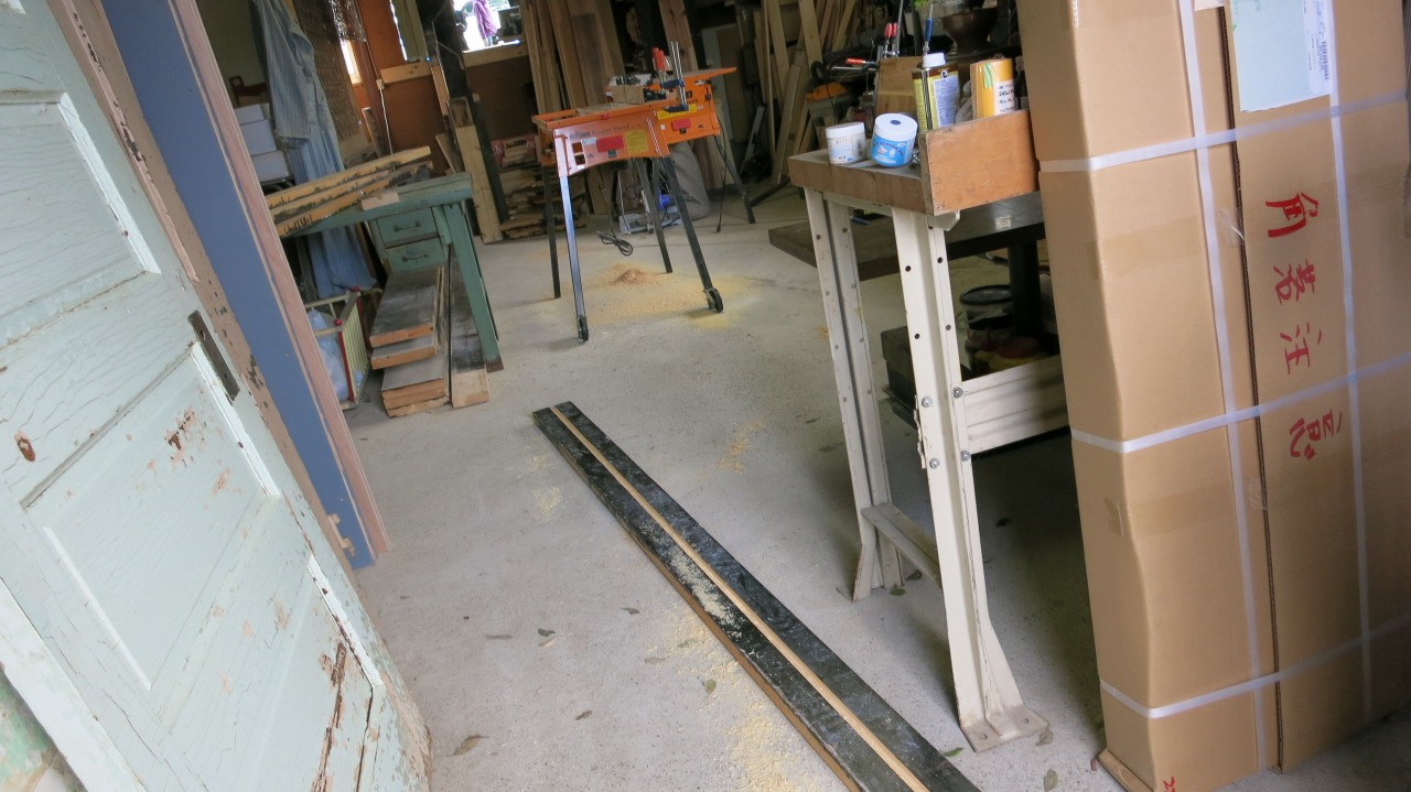 木材加工中の作業場の様子