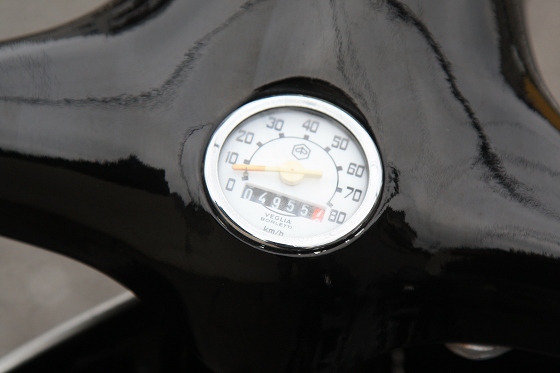 vespa100のメーターに表示された走行距離4955kmのクローズアップ。