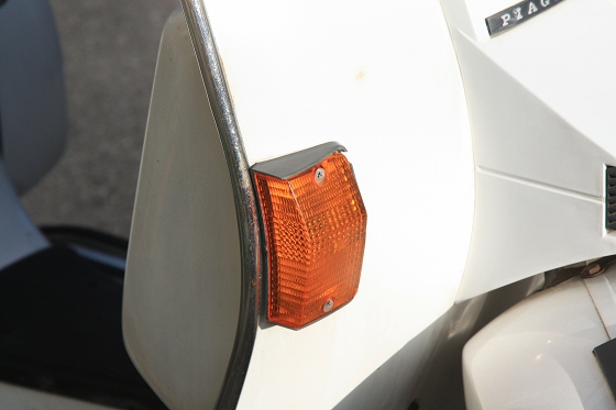 PXとは異なるデザインのウィンカーを装備した車体。