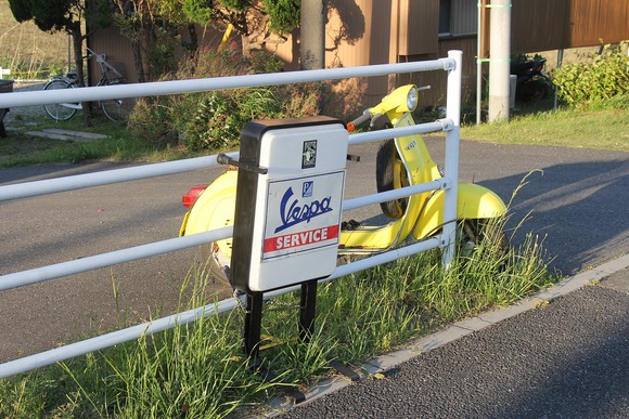 仮設として設置された段ボールの看板