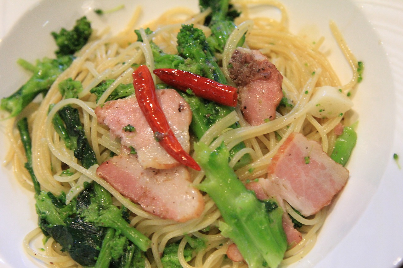 イタリア野菜とアンチョビを使った手作りパスタの皿（ピンボケ）