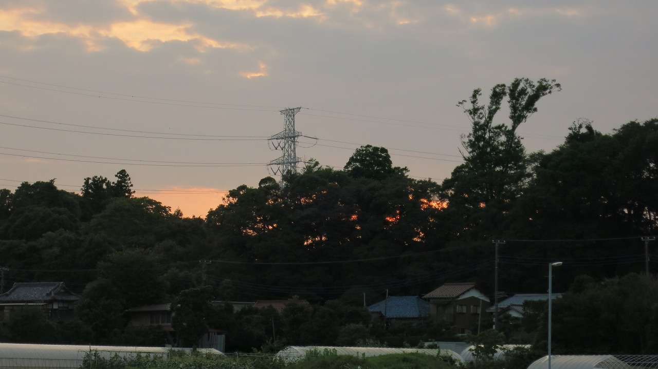 試運転を終えたベスパが夕暮れの中で停車している様子