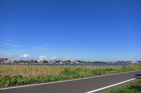 多賀沼沿いのベンチで寝転び休憩中