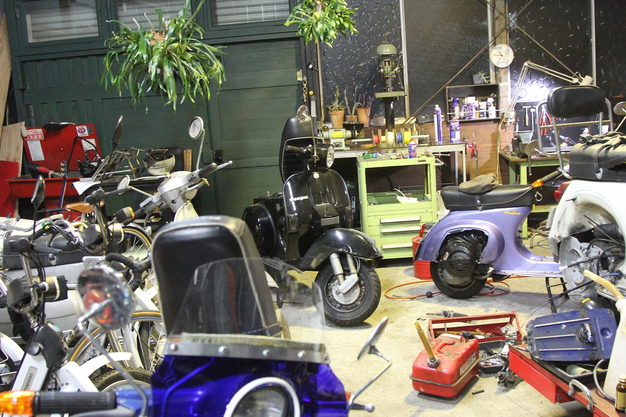 フューエルホース交換を終えたベスパ50sの車体
