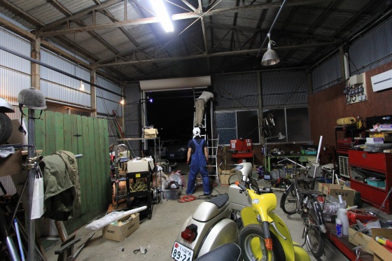 開店準備作業を手伝う仲間たちの姿（その1）